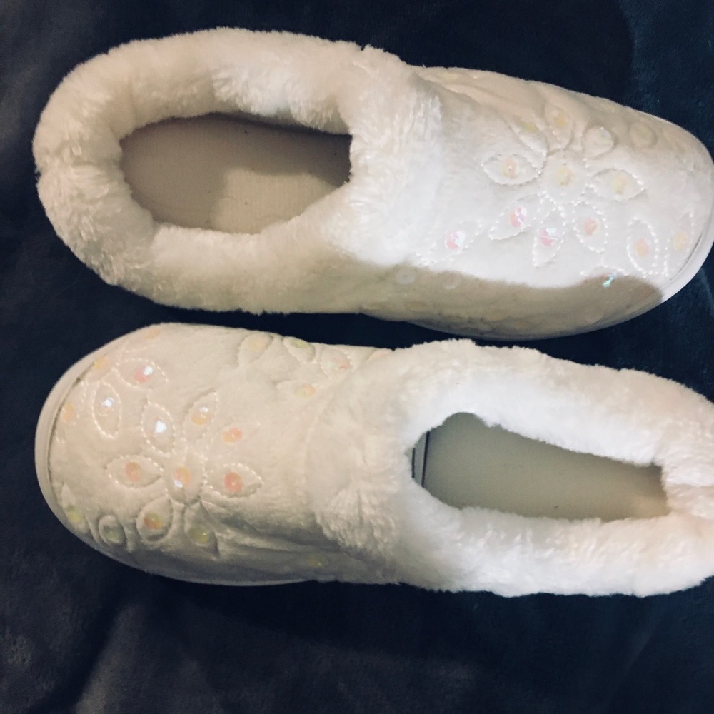 Beautiful brand new plush off white embossed velvet & opalescent sequins slipper